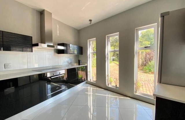 Spacious 6-bedroom house with AC, fitness room and WiFi in gorgeous Durban North