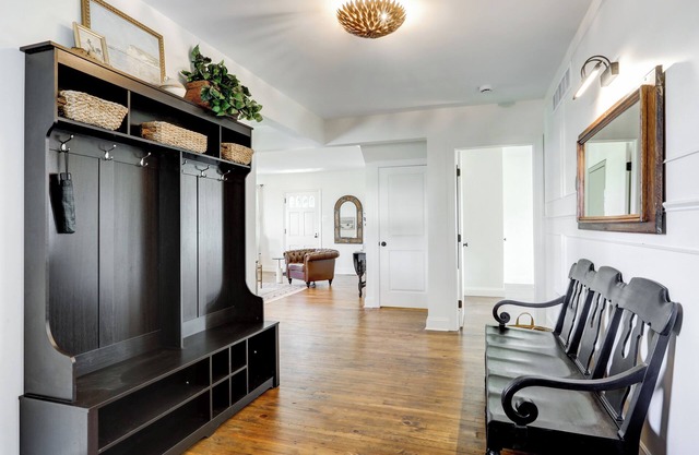 Spacious 6bdrm house with AC and WiFi/Family Friendly/HOT TUB