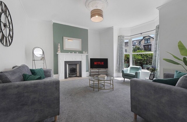 Spacious! 6BR in Beach Road