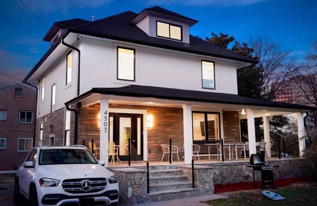 Spacious 7-bedroom, 5 Full bathroom house. Walkers Paradise No car required!