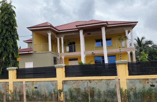 Spacious 7-bedroom house with WiFi and AC in Dawhenya