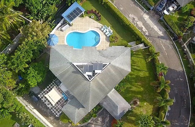 Spacious 7-bedroom house with WiFi, AC in wonderful Kingston