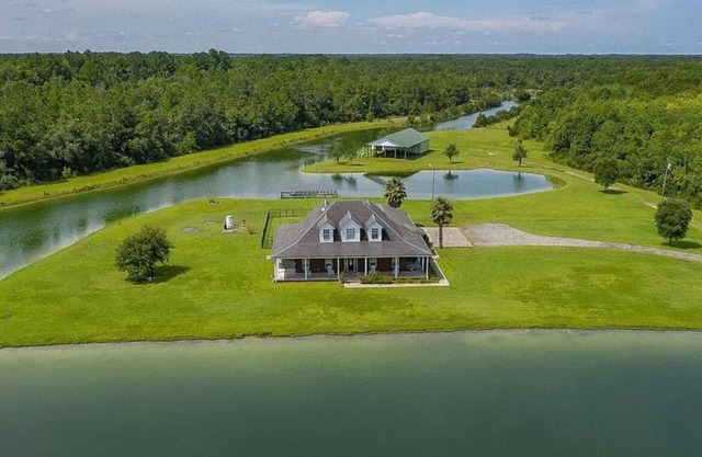Spacious 7-bedroom house in enchanting Callahan just 15 minutes from Jax airport