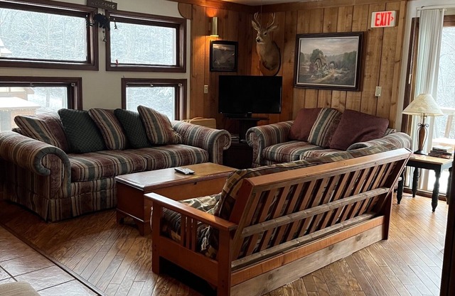 Spacious 8 Bdrm Chalet set up for entertaining!
