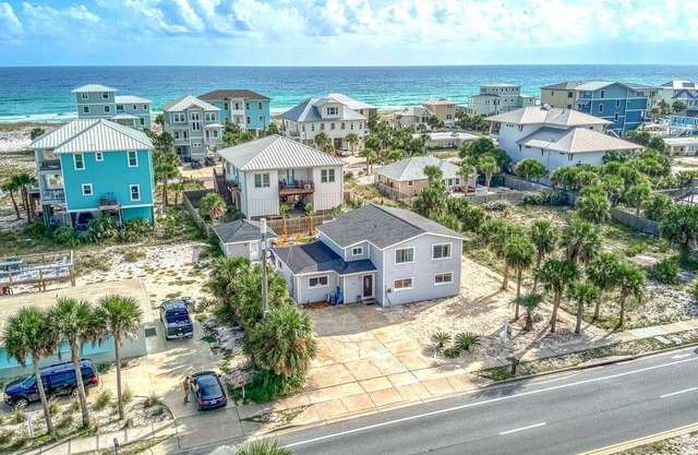 Spacious 8 bedroom, 4 bath Home/Sleeps up to 22! Private Pool!