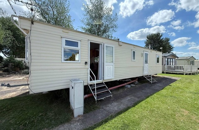 Spacious 8 berth caravan for hire at Southview Holiday Park ref 33002TC