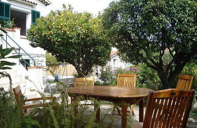 Spacious apartment in villa bordered by orange trees near the sea