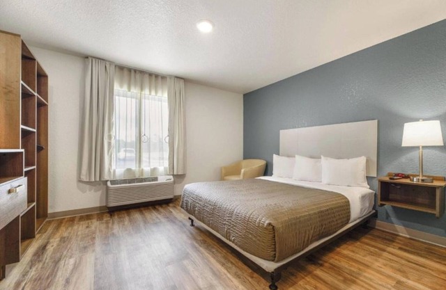 Spacious Accommodation w/Cooking Amenities & Great Local Access
