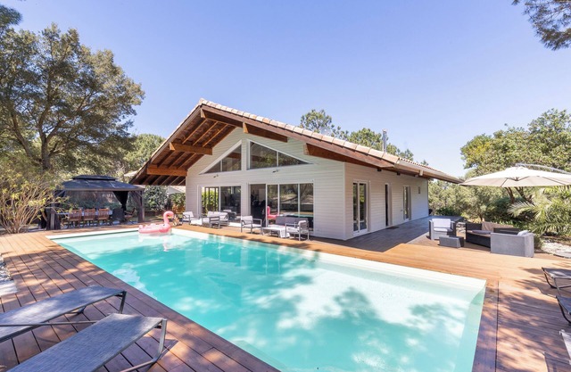 Spacious air-conditioned villa with heated pool, 900m ocean on a golf course with hotel services