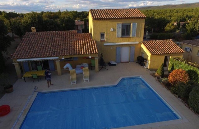 Spacious air-conditioned villa (sleeps 6-7), bright and comfortable