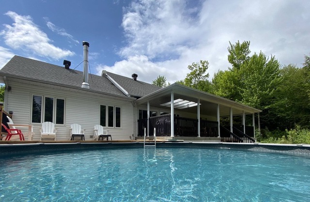 Spacious and beautiful cottage with pool in Eastern Townships