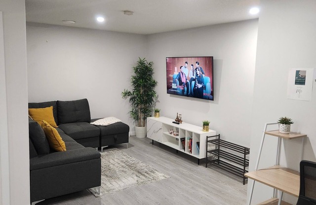 Spacious and Beautiful Guest Suite in West Edmonton Near WEM