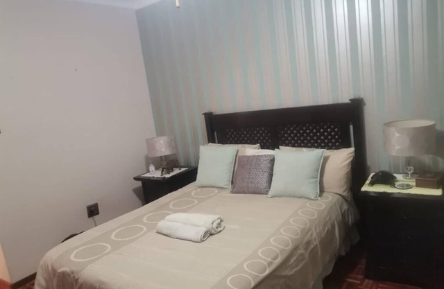 Spacious and beautiful Victorian themed house located 7km from OR Tambo Airport