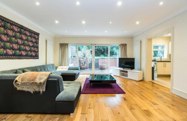 Spacious and Bright 3BD Home in Belsize Park