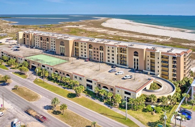 Spacious and cozy 2-bedroom condo on Dauphin Island, 4 bikes included
