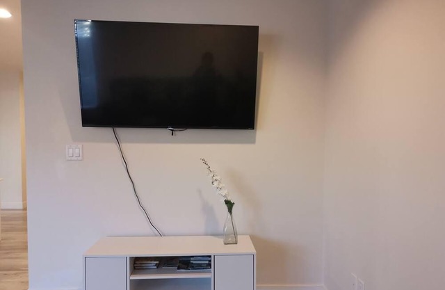 Spacious and cozy 2 BR suite with private entrance in Burke Mountain
