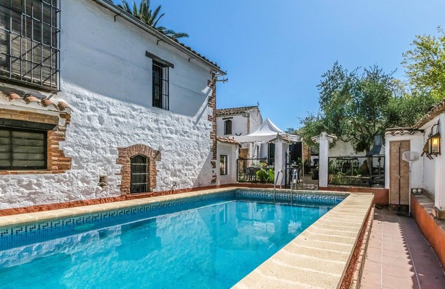 Spacious and cozy vacation home for 18 people with pool and barbecue in Fuente Obejuna, Córdoba.