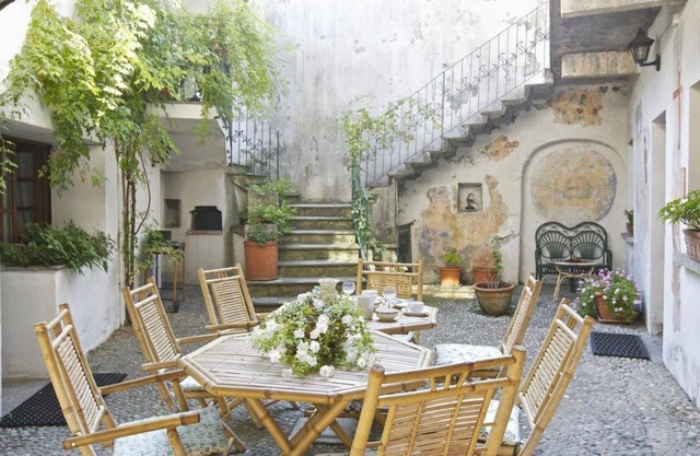 Spacious and exceptional 6-room house with an idyllic courtyard
