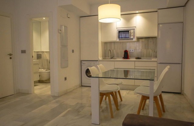 Spacious and modern Apartment with free parking in the heart of Granada 8