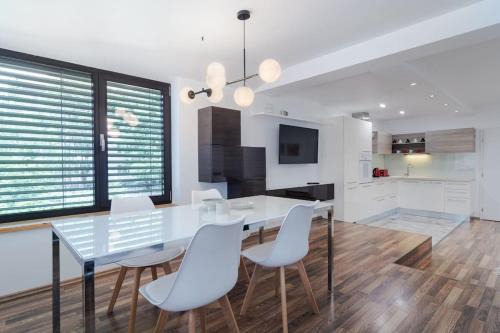 Spacious and modern apt, 6 guests, Central station, self check-in