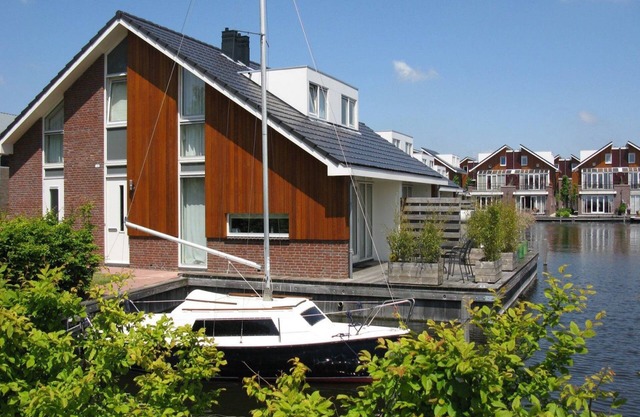 Spacious and modern house right at the water