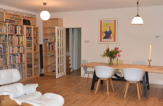 Spacious and modern near train to airport + Amsterdam, free bikes