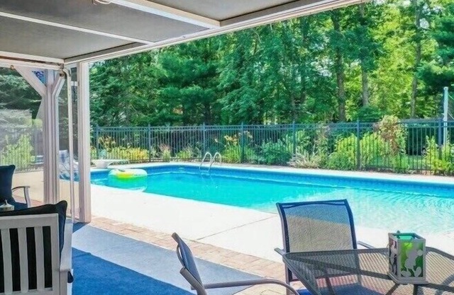 Spacious and newly renovated 4BR house with pool!