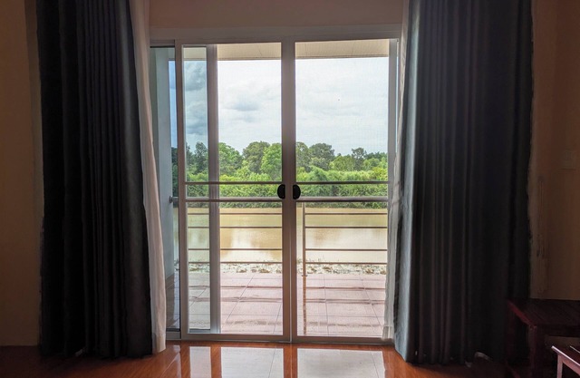 Spacious and private 4-bedroom riverside house with WiFi, AC