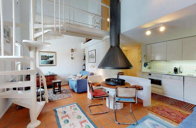 Spacious and quiet 2-room apartment on two floors, 45m2, facing north.