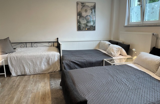 Spacious and quiet 1-bedroom place in Munich. Fully equipped sleeps 7 guests!
