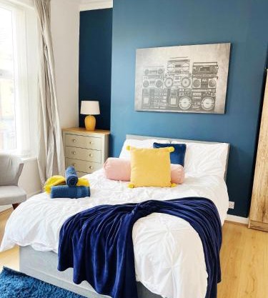 Spacious Anfield Apartment Next to LFC With Netflix Sleeps 9 Perfect For Large Groups