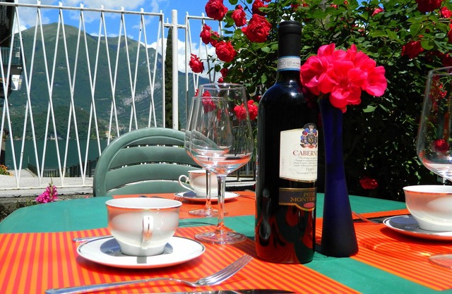Spacious apart 6 people,10min from Bellagio,garden with lakeview,beach FREE WI