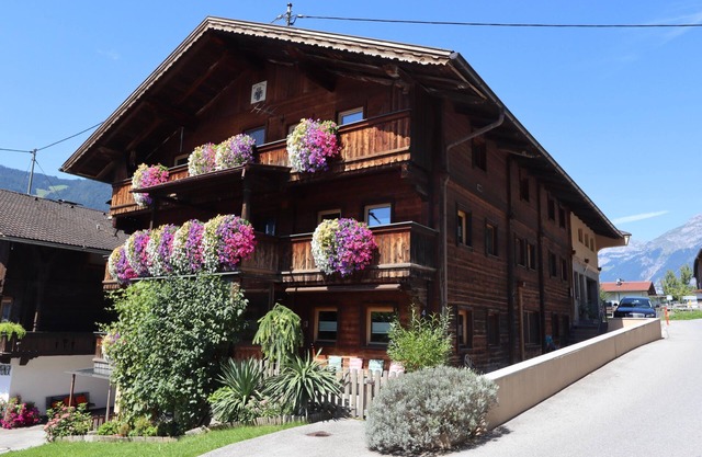 Spacious apartment in typical Tyrolean style