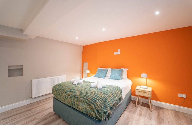 Spacious Apartment - Town Centre - Parking - 2 Bedrooms