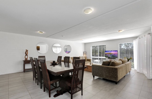 Spacious apartment in very well maintained complex. Walk to beach.