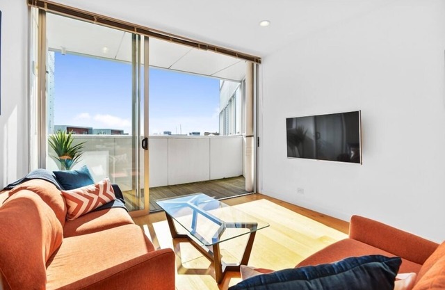 Spacious Apartment next to Victoria Park + Heatpump, Carpark