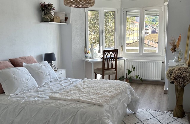 Spacious apartment at the foot of Monte Naranco and close to the city center.