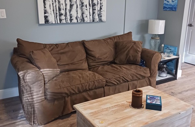 Spacious Apartment, 4 minute walk to Beach!