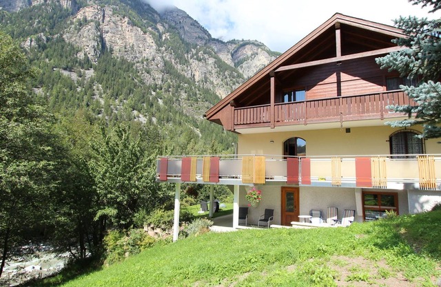 Spacious Apartment in St Niklaus near Mattertal Ski Area