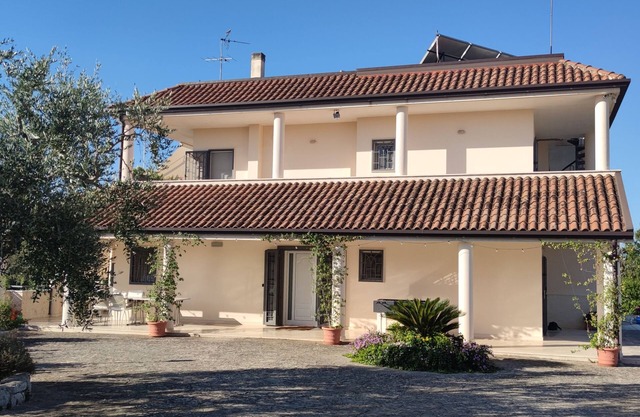 Spacious apartment in country villa with pool, Noci, near Alberobello