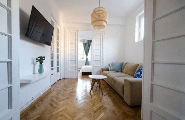 Spacious Apartment in Old Town on a quiet street - 3Bedrooms