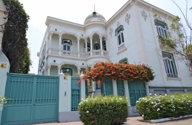 Spacious apartment in the gardens of a fairy tail Monumental Mansion