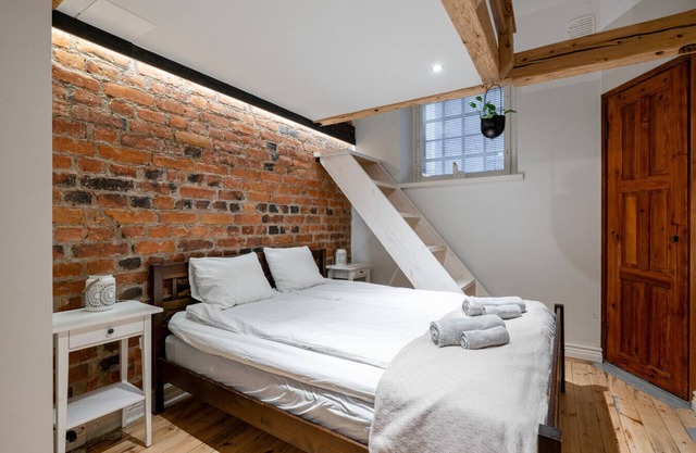 Spacious apartment that hosts up to 10 guests with free parking