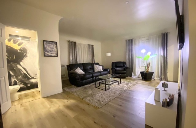 Spacious Apartment near DTLA Pet friendly