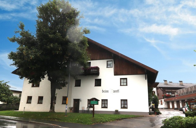 Spacious apartment with balcony in city centre