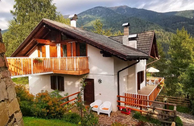 Spacious apartment with balcony and terrace. Rural location with great views!