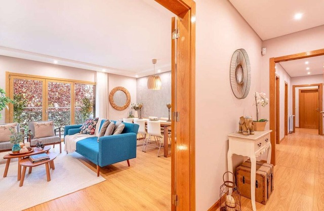 Spacious Apartment with Terrace near Lisbon Airport
