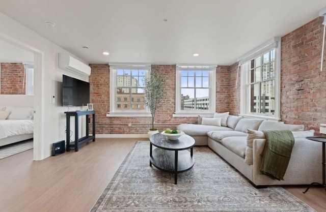 Spacious Apartment with King Beds! J&K on Main