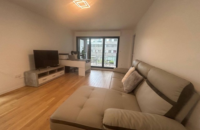 Spacious appt with balcony in the 13th