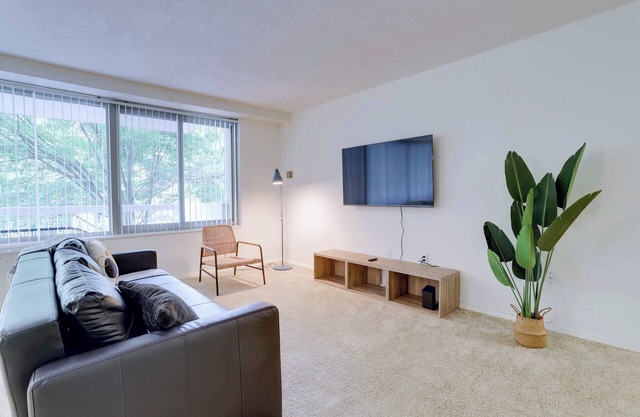 Spacious Apt in Prime Area